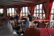 Restaurante Pura Vida, gepflegtes Restaurant mit grosser Glasfront zum Meer
