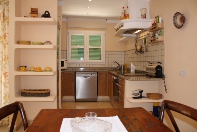 Ferienhaus Granada: komplett ausgestattete Küche mit Spülmaschine