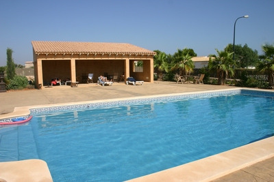 Großer Pool mit Poolhaus und 400 qm Sonnenterrassen