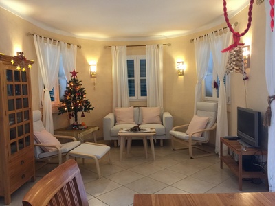 Ferienhaus Yacaranda: Blick ins gemütliche Wohn-Esszimmer mit Sat-TV, Klimaanlage/Heizung, WLAN